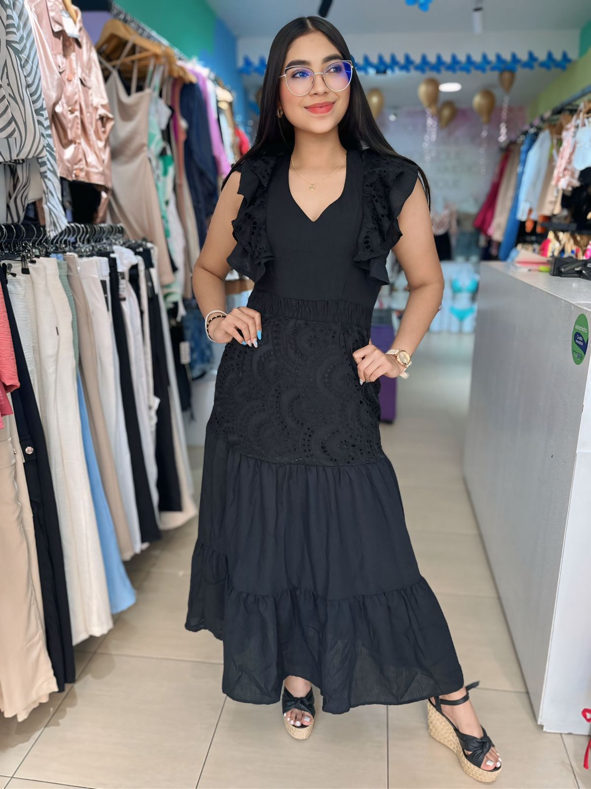 vestido largo negro ojalillo
